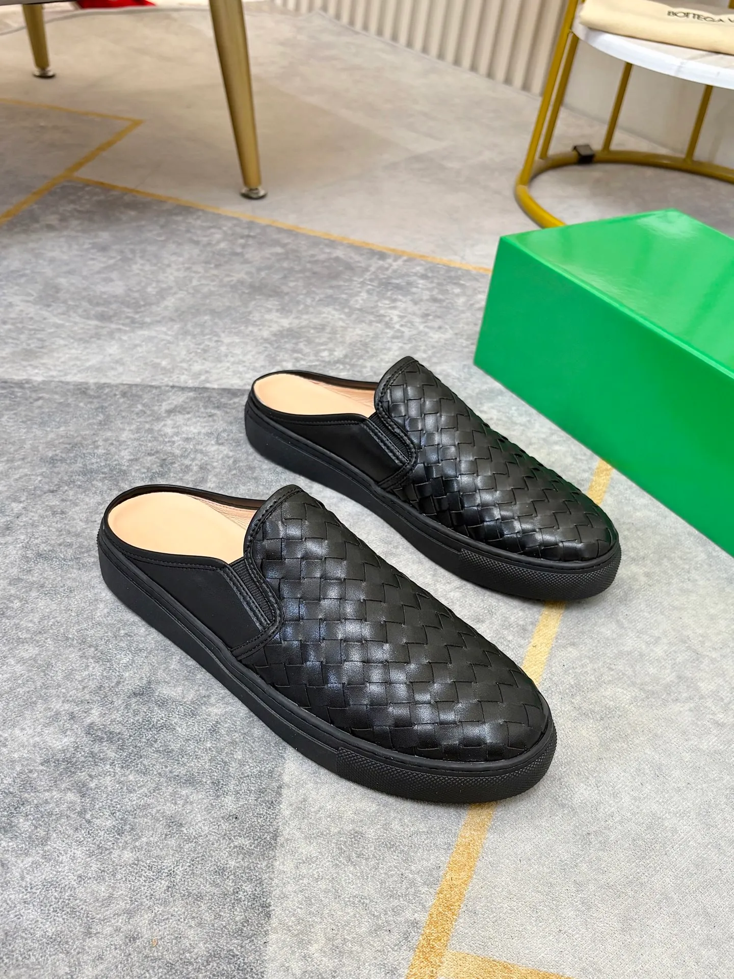 P380 BV men's casual half-drag👞. Handsome and versatile low-top shoes, woven cowhide upper, pigskin lining for the feet, 🌺🌺perfect shoe last, 🌲🌲 fashionable and handsome, comfortable on the feet, 🚗🚗wear-resistant and non-slip rubber outsole. Code number: 38-44. 45 is custom-made and cannot be returned or exchanged